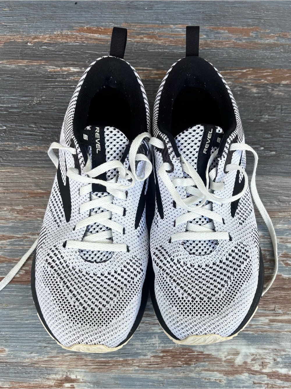 Brooks Revel 5 White Black Running Shoes
Sneakers Size 9.5